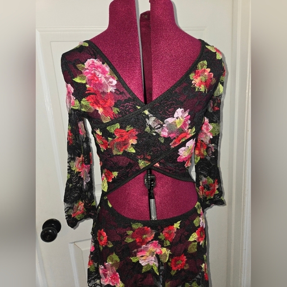 Small Black and Red Floral Lace Peplum Blouse - Picture 5 of 6